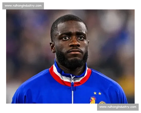 27 岁生日快乐！拜仁法国双料铁卫乌帕梅卡诺